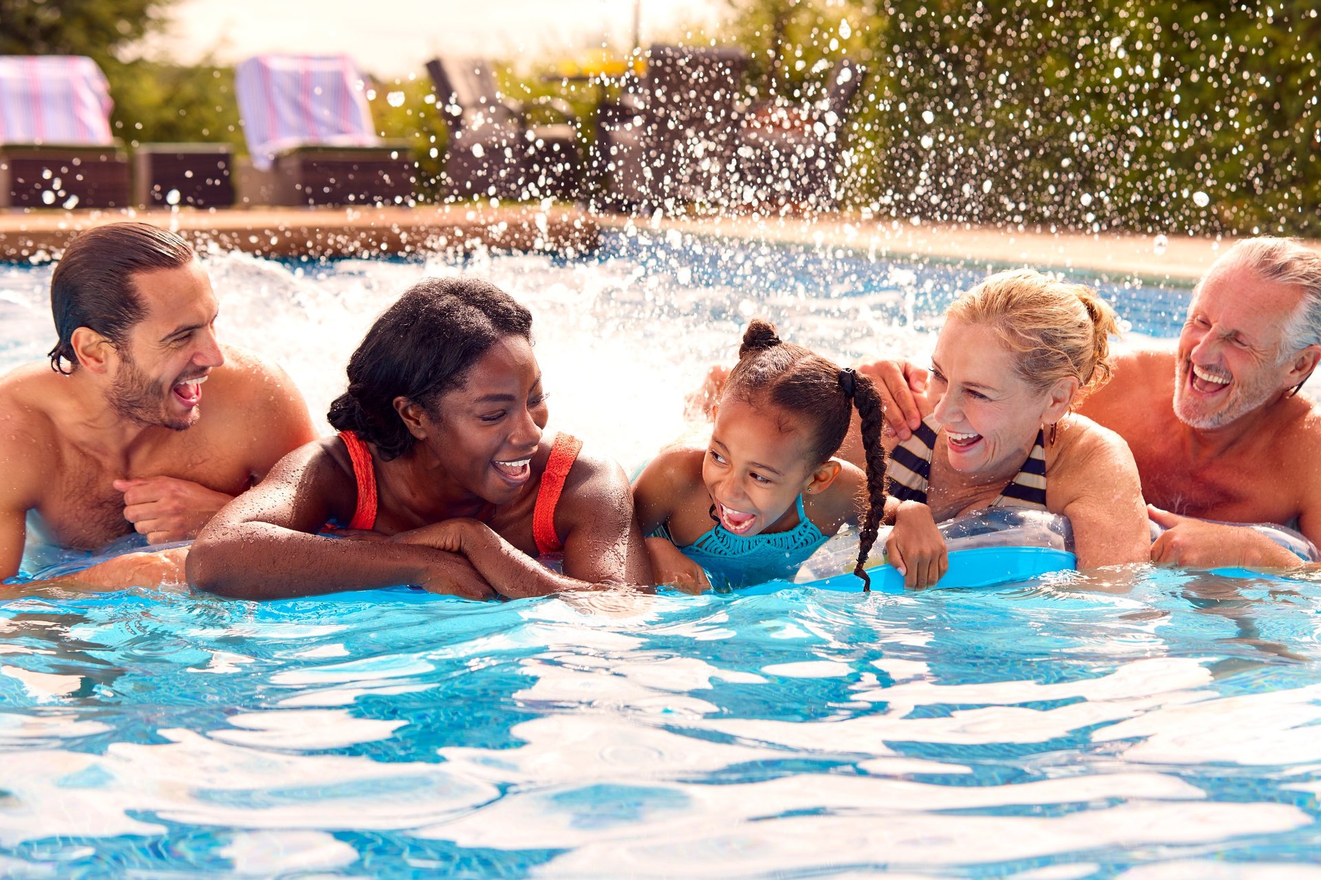 Familia disfrutando en piscina tropical