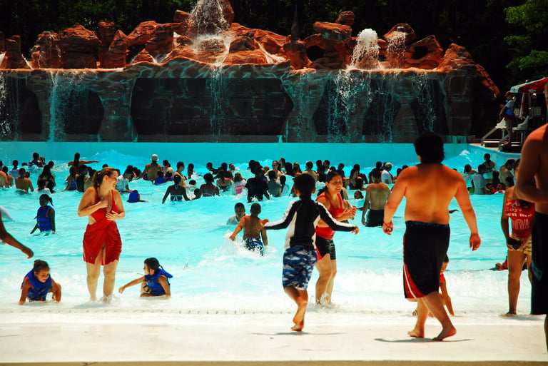 Familias disfrutando piscina de olas en Antioquia Tropical Club