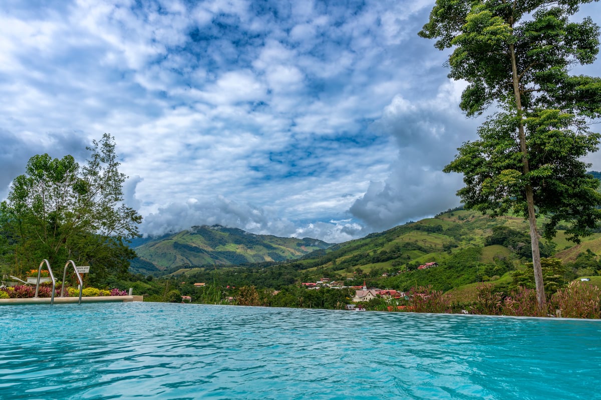 Hotel familiar en Antioquia con piscina y montañas en Barbosa, Antioquia Tropical Club