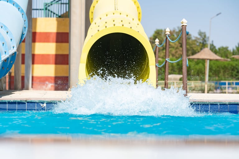 Tobogán de 100 metros del Antioquia Tropical Club con toboganes coloridos y piscinas en zona tropical
