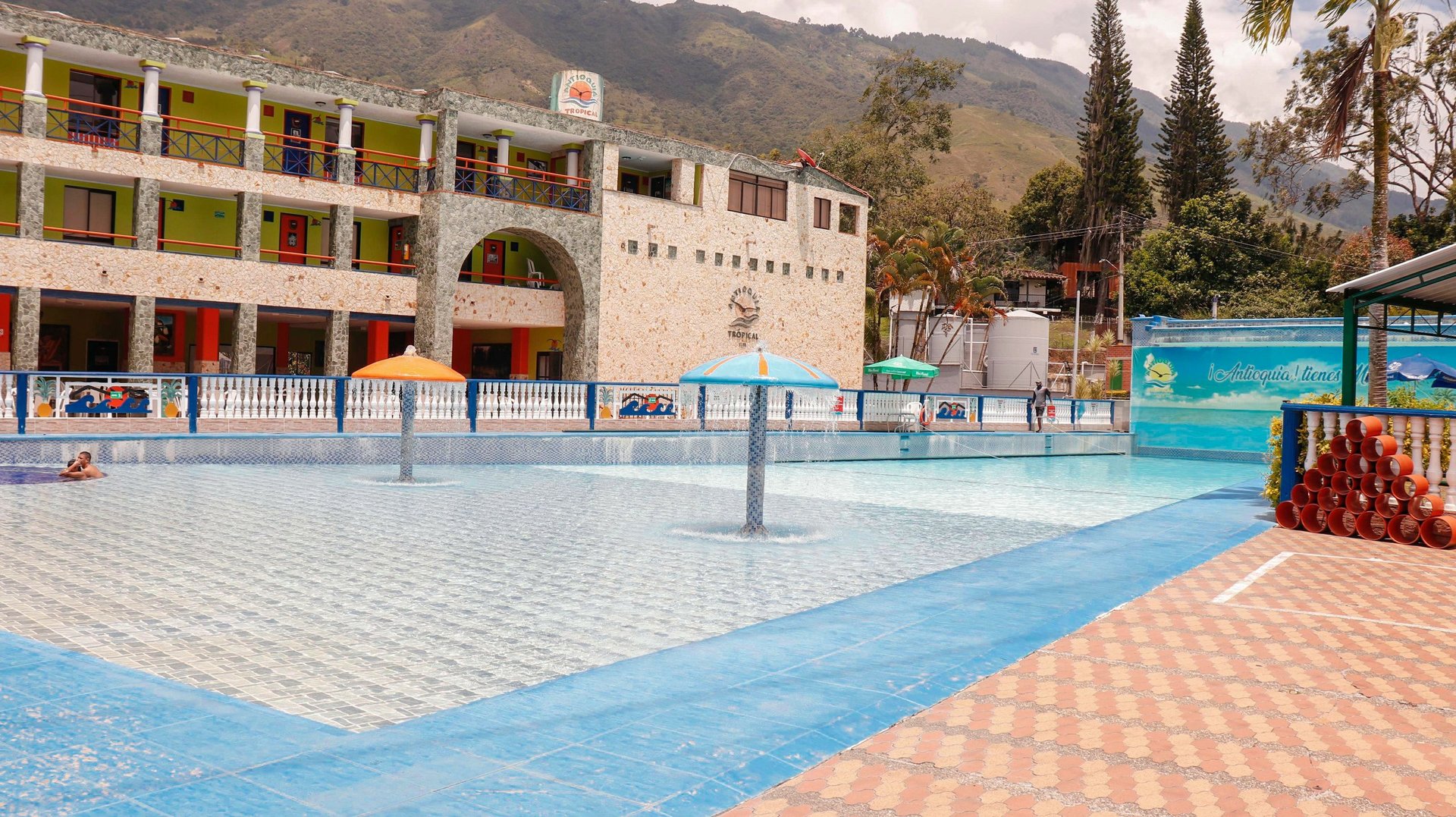 Piscina de olas del club Antioquia Tropical