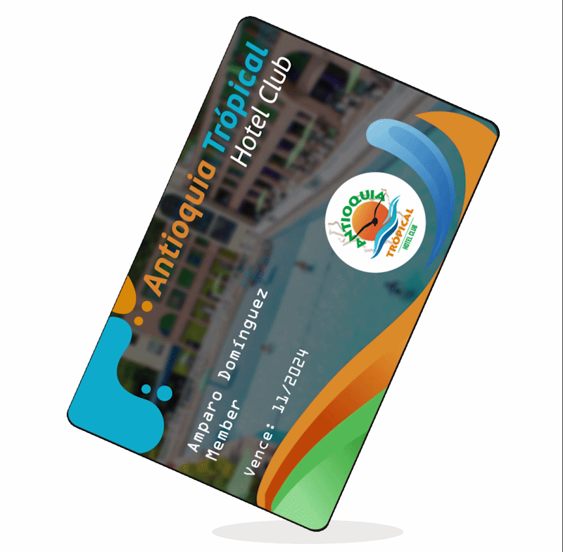 Tarjeta de membresía Antioquia Hotel Club con diseño colorido de franjas azules, naranjas y verdes y logo circular