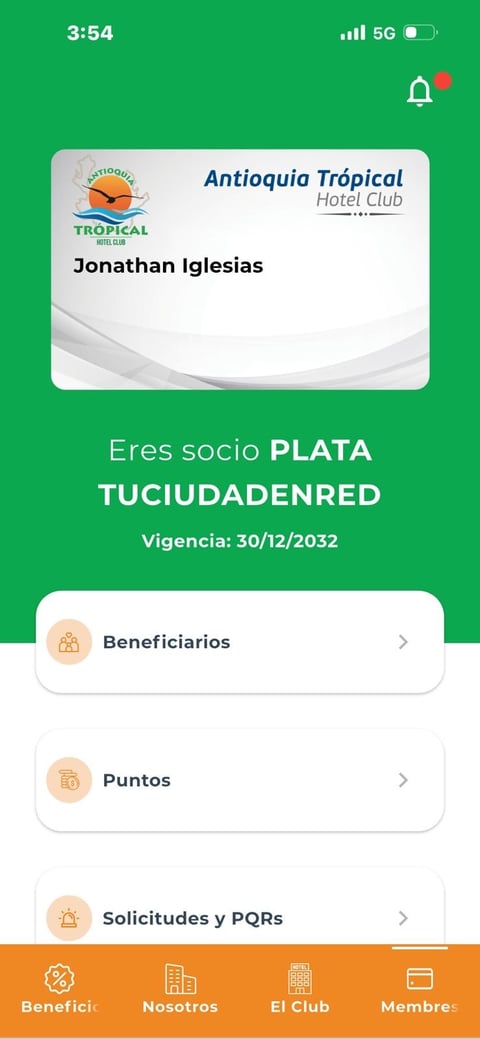 Antioquia Tropical Hotel Club app mostrando tarjeta de membresía digital